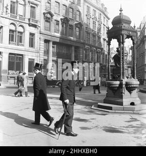 Courtiers en bourse près de la rue Thogmorton.12th mars 1954 Banque D'Images
