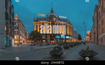 Oslo, Norvège.Vue de nuit de la rue Karl Johans.Endroit célèbre et populaire en soirée d'été.Panorama, vue panoramique. Banque D'Images