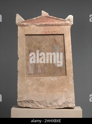 Plaque funéraire en pierre calcaire peinte avec un soldat et deux filles 2nd moitié du siècle 3rd av. J.-C. grec le soldat, dans un long manteau bleu, se dresse à droite et claque la main d'une petite fille.Derrière elle, une autre fille lève la main dans un geste d'adieu.Ces derniers pourraient bien représenter les enfants du soldat, ce qui indique que les mercenaires se sont installés à Alexandrie et ont élevé des familles.Plaque funéraire en calcaire peinte avec un soldat et deux filles 247109 Banque D'Images