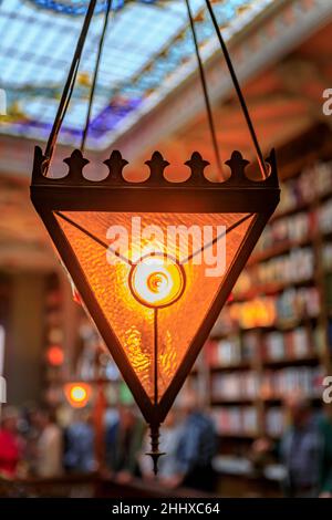 Porto, Portugal - 30 mai 2018 : luminaire art déco à la librairie Livraria Lello et Irmao, décorée avec goût dans un bâtiment néo-gothique de 1906 Banque D'Images