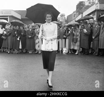 La maison de laine à tricoter à la main Mandel tenant un défilé de mannequin dans les jardins de Ludgate.Ont assisté des employés des bureaux à proximité pendant leur pause déjeuner le 07th mai 1955 Banque D'Images