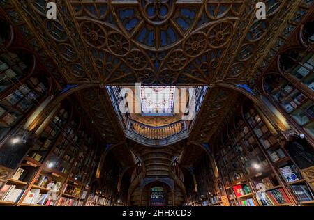 Porto, Portugal - 30 mai 2018 : librairie Livraria Lello et Irmao à Porto dans un bâtiment néo-gothique datant de 1906, superbement décoré de lambris Banque D'Images