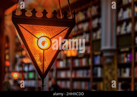 Porto, Portugal - 30 mai 2018 : luminaire art déco à la librairie Livraria Lello et Irmao, décorée avec goût dans un bâtiment néo-gothique de 1906 Banque D'Images