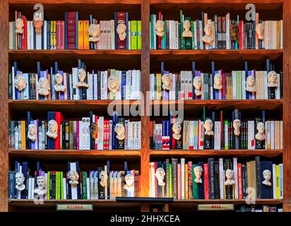 Porto, Portugal - Mai 30 2018: Bibliothèque d'histoire et de mode à la librairie Livraria Lello et Irmao magnifiquement décorée dans un bâtiment néo-gothique Banque D'Images