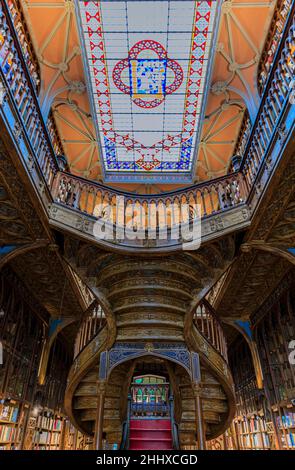 Porto, Portugal - 30 mai 2018 : librairie Livraria Lello et Irmao à Porto dans un bâtiment néo-gothique datant de 1906, superbement décoré de lambris Banque D'Images