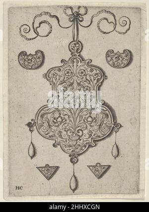 Design pour le Verso d'une suspension avec une pièce de fleur en bas au centre avant le 1573 Jan Collaert i Netherlandish panneau vertical avec le design pour un verso suspendu au centre.L'ornement est décoré avec un motif floral arabesque, avec un vase sprating tendrils défilant sur un sol au centre inférieur.Les ornements en forme de hache en haut à gauche et à droite, et les ornements triangulaires en bas à gauche et à droite, bornent le motif central.Ces petites paires de motifs peuvent être des motifs pour des boucles d'oreilles ou des boutons.D'un ensemble de dix plaques avec des dessins suspendus, dont cinq montrent des divinités dans des niches.Quatre modèles Banque D'Images