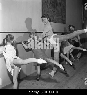 Des cours de baby-sitter et des jeunes enfants qui ont leurs cours de ballet à l'école Rambert du Mercury Theatre, Notting Hill Gate.Les enseignants des classes de bébés sont des élèves âgés, tandis que les cours les plus avancés sont pris par un professeur de ballet expérimenté, le 15th janvier 1954 Banque D'Images