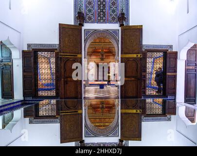 Intérieur de Dar si Said - Musée des Arts, de l'artisanat, des tapis et de la spéléologie marocains à Marrakech, Maroc.Les carreaux zelliges du Musée national du tapis Banque D'Images
