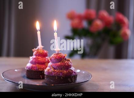 Berlin, Allemagne.12th janvier 2022.ILLUSTRATION - deux cupcakes avec bougies allumées sont placés sur une table.(Scène posée) Credit: Annette Riedl/dpa/Alay Live News Banque D'Images