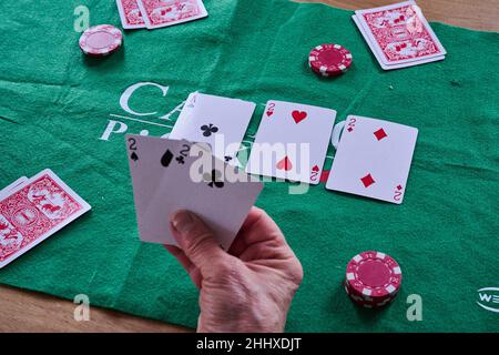 Berlin, Allemagne.12th janvier 2022.ILLUSTRATION - Une personne tient deux deux deux deux deux deux deux deux deux deux deux deux deux deux deux deux deux deux dans sa main tout en jouant au poker.(Scène posée) sur le tissu de poker sont déjà les deux deuces manquants et un as.Credit: Annette Riedl/dpa/Alay Live News Banque D'Images