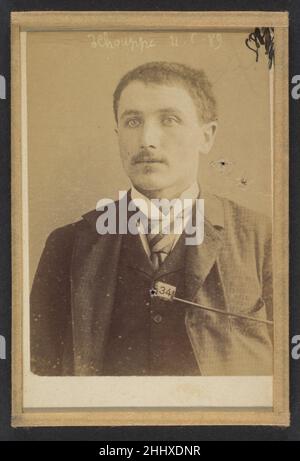 Schouppe.Placide.(dit Ricken, Franz).31 ans, né à Dickenvenne (Belgique).Mécanicien.1889 Alphonse Bertillon né d'une famille distinguée de scientifiques et de statisticiens, Bertillon a commencé sa carrière comme commis au Bureau d'identification de la Préfecture de police de Paris en 1879.Chargé de tenir des dossiers policiers fiables sur les délinquants, il a mis au point le premier système moderne d'identification criminelle.Le système, connu sous le nom de Bertillonage, comportait trois composantes : la mesure anthropométrique, la description verbale précise des caractéristiques physiques du détenu et la Stanta Banque D'Images