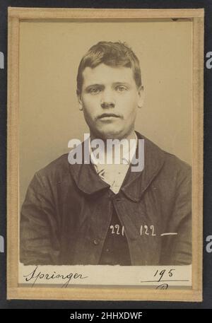 Springer.François.21 ans, né le 17/9/72 à Duisburg (Allemagne).Menuisier.Anarchiste.17/7/94.1894 Alphonse Bertillon né d'une famille distinguée de scientifiques et de statisticiens, Bertillon a commencé sa carrière comme commis au Bureau d'identification de la Préfecture de police de Paris en 1879.Chargé de tenir des dossiers policiers fiables sur les délinquants, il a mis au point le premier système moderne d'identification criminelle.Le système, connu sous le nom de Bertillonage, comportait trois composantes : la mesure anthropométrique, la description verbale précise des caractéristiques physiques du détenu et la ST Banque D'Images