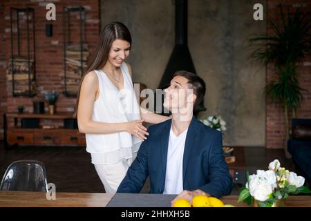 Rire heureux couple marié heureux se réjouissent dans leur bonheur en gagnant le prix dans la loterie ou les Paris sportifs.L'amour de la jeune femme partage la joie surprise de mari d'obtenir récompensé pour l'offre d'emploi parfaite Banque D'Images