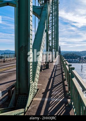 Ombres sur la passerelle du pont de Yaquina Bay, Newport, Oregon, États-Unis Banque D'Images