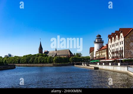 Kaliningrad, Russie. 11 mai 2016. L'horizon de la ville, la rivière Pregolya et les sites de la ville sur fond de ciel bleu. Banque D'Images