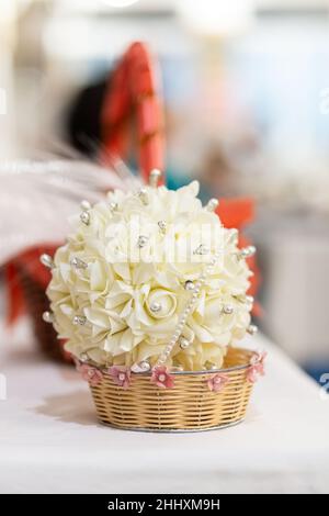 Une sélection d'un cadeau de boule de rose dans un panier Banque D'Images