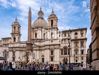 Rome, Italie - 27 mai 2018 : place Navona avec église Sant'Agnese en Agone et fontaine four Rivers dans le centre historique de Rome Banque D'Images