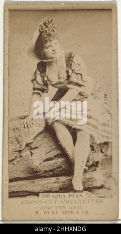 Carte numéro 360, Cora Dean, de la série Actors and Actresses (N145-3) émise par Duke Sons & Co. Pour promouvoir les cigarettes Cross Cut 1880s émises par W. Duke, Sons & Co. Cartes professionnelles de l'ensemble « Actors and Actresses » (N145-3),Publié en 1880s par W. Duke Sons & Co. Pour promouvoir les cigarettes Cross Cut.Il existe huit sous-ensembles de la série N145.Divers sous-ensembles arborent différents modèles de cartes et font également la promotion de différentes marques de tabac représentées par W. Duke Sons & Company.Cette carte provient du troisième sous-ensemble, N145-3.Notez que les noms des acteurs sont orthographiés différemment sur les cartes dans l'ensemble et ne sont pas d Banque D'Images