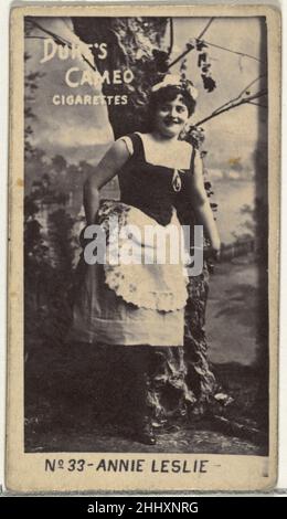 Carte numéro 33, Annie Leslie, de la série acteurs et actrices (N145-4) émise par Duke Sons & Co. Pour promouvoir les cigarettes Cameo 1880s émises par W. Duke, Sons & Co. Cartes professionnelles de l'ensemble « acteurs et actrices » (N145-4),Publié en 1880s par W. Duke Sons & Co. Pour promouvoir les cigarettes Cameo.Il existe huit sous-ensembles de la série N145.Divers sous-ensembles arborent différents modèles de cartes et font également la promotion de différentes marques de tabac représentées par W. Duke Sons & Company.Cette carte provient du quatrième sous-ensemble, N145-4.Notez que les noms des acteurs sont orthographiés différemment sur les cartes dans l'ensemble et ne dépendent pas Banque D'Images