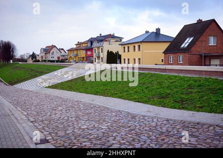 17 janvier 2022, Brandebourg, Wittenberge: Une digue d'Elbe végétative a été construite sur les rives de l'Elbe près de la pension 'Zur Möwe'.Les travaux préparatoires à la protection contre les inondations et à l'expansion des routes dans la région d'Elbstraße ont commencé en 2019.Le système de protection contre les crues a été achevé en 2021 et augmente la sicxherité de la vieille ville avec l'accès au Nedwigshafen et aux locaux de l'Administration de l'eau et du transport maritime.En cas de catastrophe, un mur de protection mobile contre les inondations peut être érigé et protège contre les inondations jusqu'à un niveau de 7,99 mètres.Photo: Soeren Stache/dpa-Zentralbild Banque D'Images