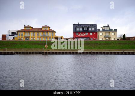 17 janvier 2022, Brandebourg, Wittenberge: Une digue d'Elbe végétative a été construite sur les rives de l'Elbe près de la pension 'Zur Möwe'.Les travaux préparatoires à la protection contre les inondations et à l'expansion des routes dans la région d'Elbstraße ont commencé en 2019.Le système de protection contre les crues a été achevé en 2021 et augmente la sicxherité de la vieille ville avec l'accès au Nedwigshafen et aux locaux de l'Administration de l'eau et du transport maritime.En cas de catastrophe, un mur de protection mobile contre les inondations peut être érigé et protège contre les inondations jusqu'à un niveau de 7,99 mètres.Photo: Soeren Stache/dpa-Zentra Banque D'Images