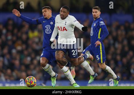 Steven Bergwijn de Tottenham Hotspur en action avec Thiago Silva de Chelsea - Chelsea / Tottenham Hotspur, Premier League, Stamford Bridge, Londres, Royaume-Uni - 23rd janvier 2022 usage éditorial seulement - des restrictions DataCo s'appliquent Banque D'Images