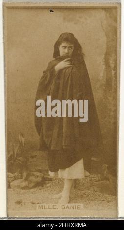 Mlle.Sanie, de la série Actors and Actresses (N145-8) de Duke Sons & Co. Pour promouvoir Duke cigarettes ca.1891 émis par W. Duke, Sons & Co. Cartes professionnelles de l'ensemble « Actors and Actresses » (N145-8), émis en 1880s par W. Duke Sons & Co. Pour promouvoir les cigarettes Duke.Il existe huit sous-ensembles de la série N145.Divers sous-ensembles arborent différents modèles de cartes et font également la promotion de différentes marques de tabac représentées par W. Duke Sons & Company.Cette carte provient du huitième sous-ensemble, N145-8.Notez que les noms des acteurs sont orthographiés différemment sur les cartes dans l'ensemble et ne sont pas fiables pour l'exactitude Banque D'Images