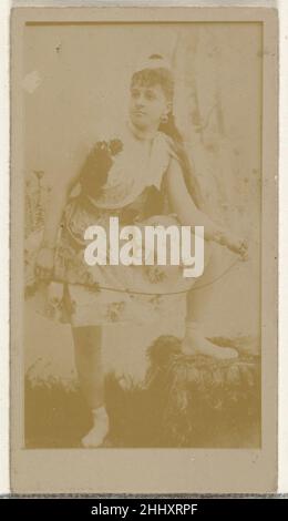 [Actrice posant avec le pied sur le tabouret], de la série acteurs et actrices (N145-8) publiée par Duke Sons & Co. Pour promouvoir Duke cigarettes ca.1891 émis par W. Duke, Sons & Co. Cartes professionnelles de l'ensemble « Actors and Actresses » (N145-8), émis en 1880s par W. Duke Sons & Co. Pour promouvoir les cigarettes Duke.Il existe huit sous-ensembles de la série N145.Divers sous-ensembles arborent différents modèles de cartes et font également la promotion de différentes marques de tabac représentées par W. Duke Sons & Company.Cette carte provient du huitième sous-ensemble, N145-8.Notez que les noms des acteurs sont orthographiés différemment sur les cartes dans l'ensemble et ne sont pas Banque D'Images