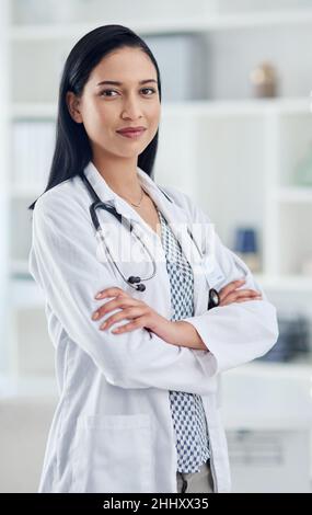 Votre problème de santé est ma préoccupation.Portrait d'un jeune médecin confiant travaillant dans une clinique. Banque D'Images