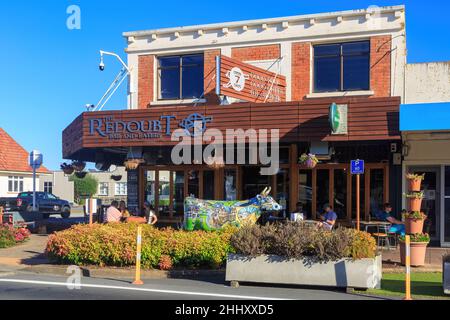 Redoute Bar and Eatery à Morrinsville, Nouvelle-Zélande.À l'extérieur se trouve l'une des nombreuses sculptures de vache de la ville Banque D'Images