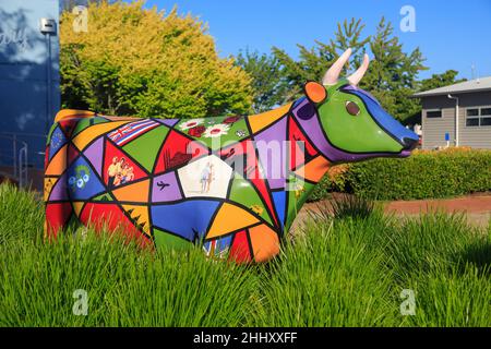 Une sculpture colorée nommée « la vache à globulines » à Morrinsville, en Nouvelle-Zélande, l'une des nombreuses sculptures de vache de la ville Banque D'Images