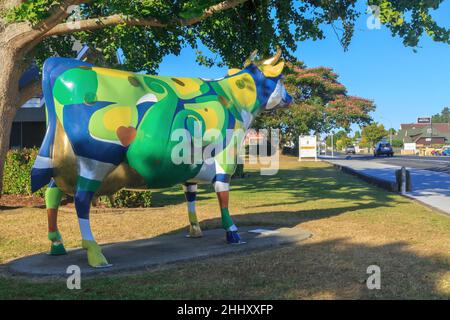 Une sculpture de vache colorée nommée « liberté » se dresse au bord de la route dans la ville de Morrinsville, en Nouvelle-Zélande Banque D'Images