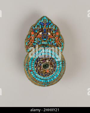 Décoration de la couronne pour une déité 17th–19th siècle le Newari pour les déités du marché tibétain était souvent orné de couronnes élaborées.Ces éléments de la couronne de la griffe faisaient probablement partie d'un ensemble de cinq qui faisaient référence à la direction Tathagata Buddhas, comme indiqué par les formes vajra (coup de tonnerre) et foliate (purnagata).Décoration de couronne pour une divinité.Newari pour le marché tibétain.17th–19th siècle.Argent doré, émeraudes, saphirs, rubis, grenats,perles, lapis lazuli, corail, coquillages et turquoise.Bijoux Banque D'Images