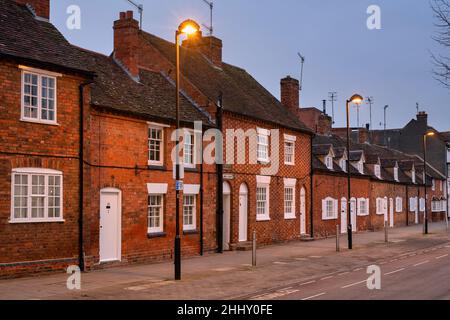 Cottages de rue au bord de l'eau le long de la rue au crépuscule.Stratford-upon-Avon, Warwickshire, Angleterre Banque D'Images