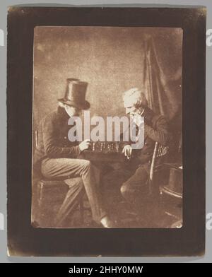 Les joueurs d'échecs ca.1845 probable par Antoine-François-Jean Claudet Français, active Grande-Bretagne Claudet exploite l'un des premiers studios de photographie commerciale de Londres.En 1841, il a annoncé la variété de poses que les gens pouvaient supposer avant son objectif : « soit engagé dans le thé, les cartes, les échecs, ou dans la conversation. »Dans cette charmante photo, Claudet joue lui-même une partie d'échecs.Il est assis en face d'un homme haut de gamme, qui, à la main, réfléchit à sa prochaine décision.Les joueurs d'échecs 306323 Banque D'Images