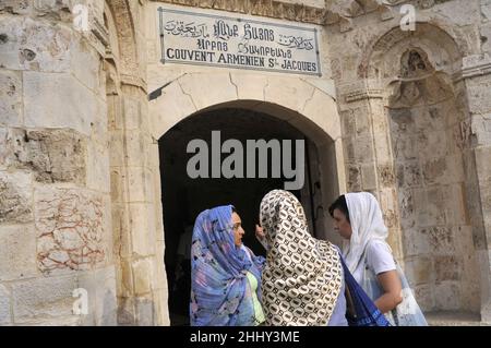 Armenienes près de la messe devant le couvent armenien St Jacques dans la vieille ville de Jérusalem Banque D'Images