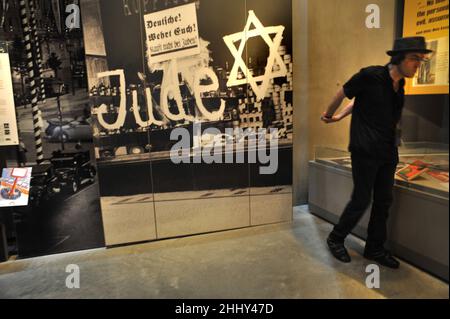 ISRAËL.JÉRUSALEM.TOURISTES VISITANT YAD VASHEM LE MUSÉE DE L'HISTOIRE DE L'HOLOCAUSTE Banque D'Images