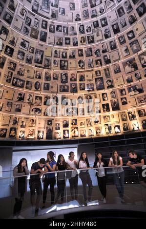 ISRAËL.JÉRUSALEM.JEUNES ISRAÉLIENS EN VISITE AU MUSÉE DE L'HISTOIRE DE L'HOLOCAUSTE DE YAD VASHEM Banque D'Images