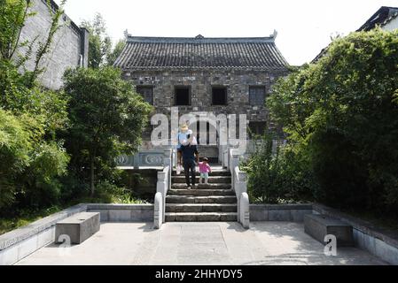 Guiyang, Guiyang, Chine.26th janvier 2022.La ville antique de Qingyan, l'une des quatre villes anciennes de Guizhou, est située dans la banlieue sud de la ville de Guiyang, province de Guizhou.Il a été construit en 10th année de Hongwu de la dynastie Ming (1378).C'était à l'origine une forteresse militaire.Les anciens bâtiments des dynasties Ming et Qing au design exquis et à la main d'œuvre exquise sont sillonnés dans la ville antique, avec des temples, des pavillons, des piliers peints et des poutres sculptées, des angles de vol et des doubles eaves.La vieille ville est pleine de gens et de culture, y compris la célébrité historique Zhou Yuh Banque D'Images