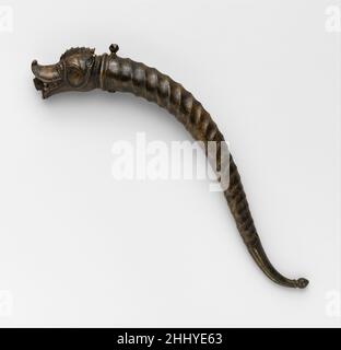 Primaire 18th Century Indian, Rajasthan Une fiole d'amorçage est utilisée pour tenir et verser la poudre de canon fin dans le récipient d'amorçage d'un canon de matchlock.Ils sont produits à partir d'une gamme de matériaux, comme on l'a vu ici, y compris le métal, la corne et l'ivoire.Leur décoration a également varié et a souvent mis en valeur l'ingéniosité artistique.Cette fiole présente la tête du makara, une créature de la mythologie hindoue ressemblant à un crocodile.Le dessin de makara pourrait être le reflet de son utilisation dans la chasse au crocodile, un passe-temps populaire pour les cours royales du Rajasthan.Apprêt 30471 Banque D'Images