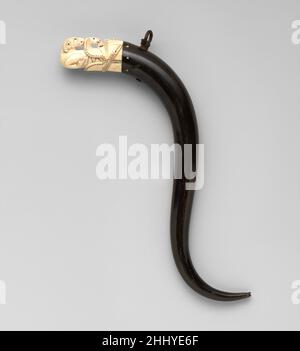 Primaire 18th Century Indian, Rajasthan Une fiole d'amorçage est utilisée pour tenir et verser la poudre de canon fin dans le récipient d'amorçage d'un canon de matchlock.Ils sont produits à partir d'une gamme de matériaux, comme on l'a vu ici, y compris le métal, la corne et l'ivoire.Leur décoration a également varié et a souvent mis en valeur l'ingéniosité artistique.Cette fiole est dotée de la tête du makara, une créature de la mythologie hindoue ressemblant à un crocodile, avec un bélier qui sauge de la bouche de la créature.Le dessin de makara pourrait être le reflet de son utilisation dans la chasse au crocodile, un passe-temps populaire pour les cours royales du Rajasthan.Apprêt 30359 Banque D'Images