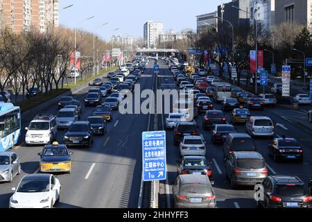 Pékin, Pékin, Chine.26th janvier 2022.Au cours des Jeux olympiques d'hiver de 2022 et des Jeux paralympiques d'hiver de Beijing, la voie dédiée aux Jeux olympiques sera ouverte par étapes.Pendant l'ouverture de la voie dédiée olympique, l'occupation illégale de véhicules sociaux sera condamnée à une amende de 200 yuans.(Image de crédit : © SIPA Asia via ZUMA Press Wire) Banque D'Images