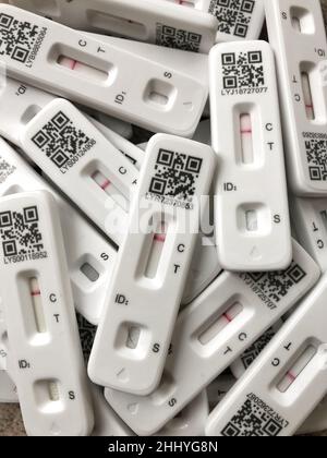 Fond complet du coronavirus de la pile de kits de flux latéral utilisés pour les tests à domicile avec des résultats négatifs et un espace de copie Banque D'Images