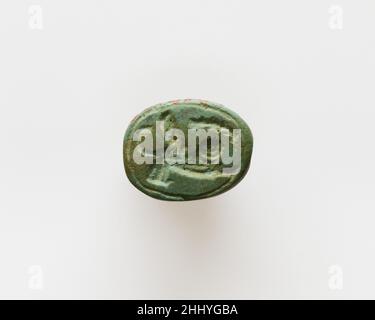 Scarab ca.1492–1473 C.-B. Nouveau Royaume ce scarib a été trouvé avec vingt-trois autres scarabs et amulettes de phoque dans le cercueil d'une jeune femme qui a été enterrée dans le tombeau de Hattifer (voir 36.3.1 et 36,3 26).La base est inscrite avec un motif décoratif ressemblant à un sphinx à ailes.Scarab 548977 Banque D'Images