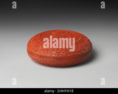 Boîte avec des dragons dans les nuages mi-18th siècle Chine le dragon frontal sur le couvercle de cette boîte poursuit une tradition de fin de période de Ming de dépeindre les dragons frontally.En plus de la marque de règne sur la base, une marque de titre décrit la pièce comme une « boîte au Trésor nuage et dragon » (yunlong baohe); son inclusion dans l'inscription reflète une nouvelle pratique qui est apparue dans l'atelier impérial de la période Qianlong.Boîte avec dragons dans les nuages 40235 Banque D'Images