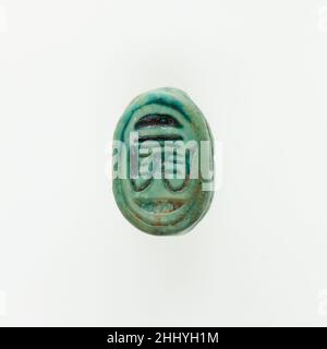 Scarifis ca.1492–1473 C.-B. Nouveau Royaume ce scarib a été trouvé avec vingt-trois autres scarabs et amulettes de phoque dans le cercueil d'une jeune femme qui a été enterrée dans le tombeau de Hattifer (voir 36.3.1 et 36,3 26).La base est inscrite avec un motif décoratif qui ressemble à un pilier stylisé (symbolisant l'endurance).Scarifieurs 560220 Banque D'Images