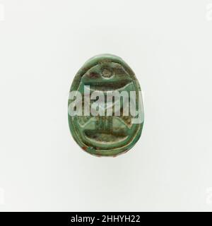 Scarab ca.1492–1473 C.-B. Nouveau Royaume ce scarib a été trouvé avec vingt-trois autres scarabs et amulettes de phoque dans le cercueil d'une jeune femme qui a été enterrée dans le tombeau de Hattifer (voir 36.3.1 et 36,3 26).La base est inscrite avec un motif décoratif.Scarab 548978 Banque D'Images