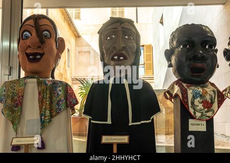 Llucmajor, Espagne; janvier 21 2022: Sculpture de grands géants, typique des festivités populaires de la ville majorquine de Llucmajor, située à l'insid Banque D'Images