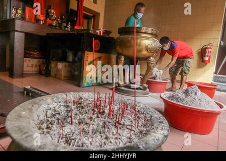 La tradition de filtrage des cendres des restes d'encens au monastère de Dhanagun accueille le nouvel an chinois en Indonésie Banque D'Images