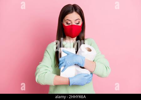 Portrait de la fille de brunette tenir le papier toilette dans le supermarché porter masque gants lime chandail isolé sur fond rose couleur Banque D'Images